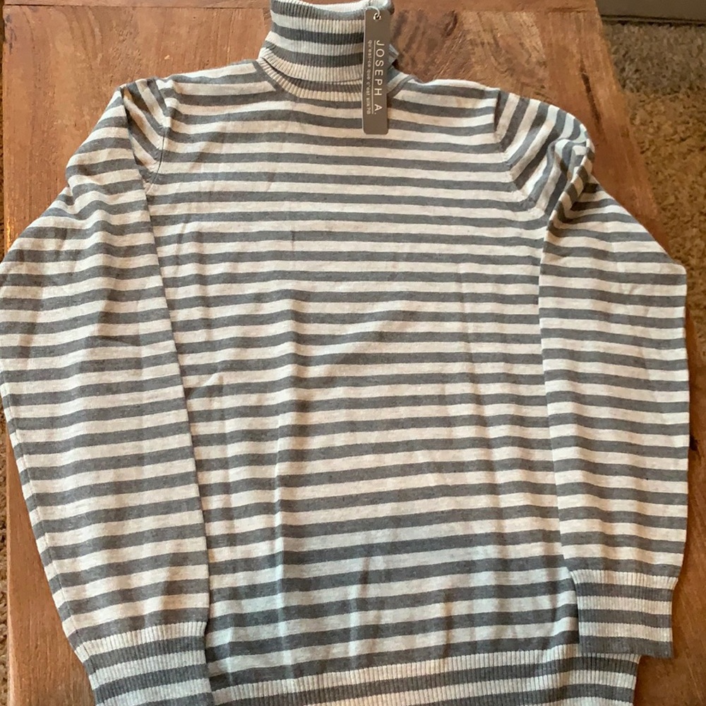 Lightweight turtleneck sweater